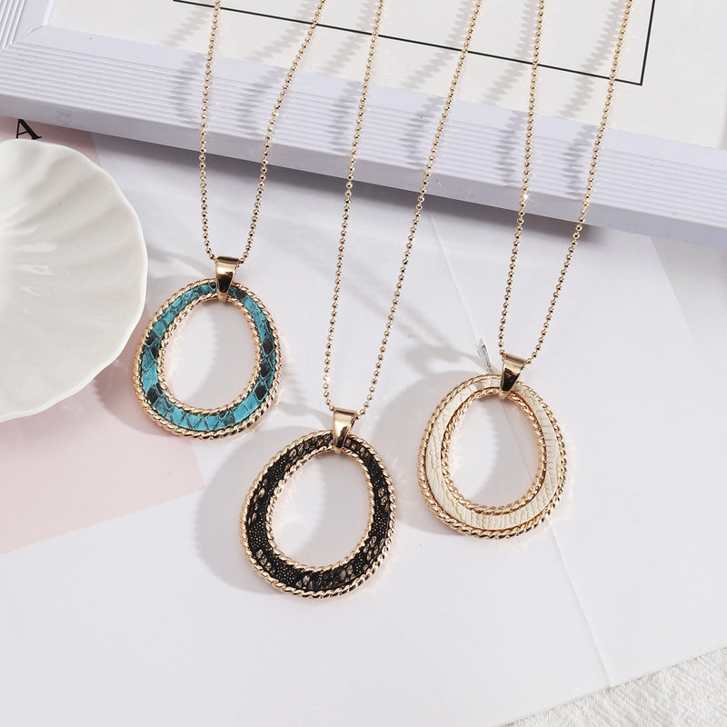 Hollow Round Frame Pendant in Sweater Chain Gold Chain