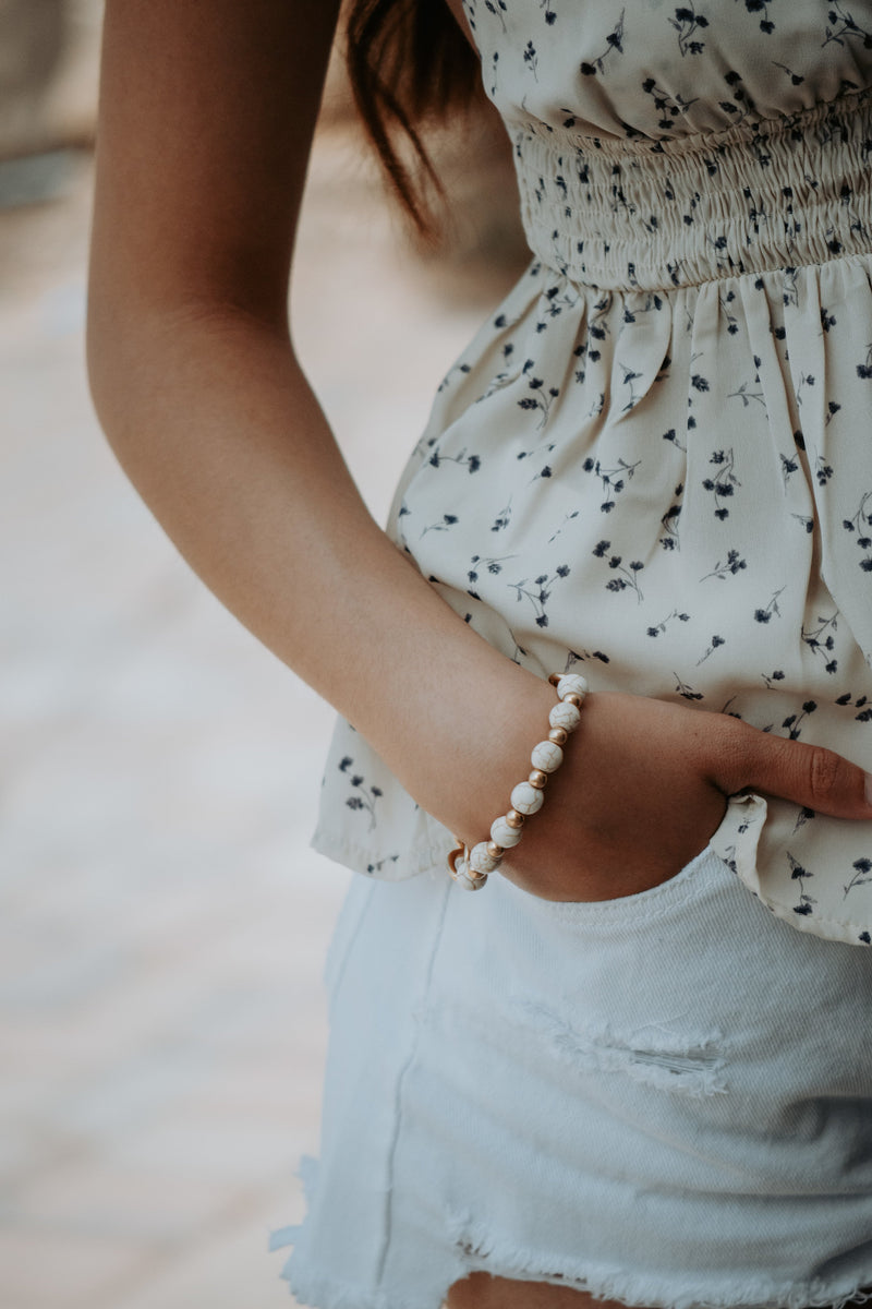 Semiprecious White Turquoise Gold Links Stretch Bracelet