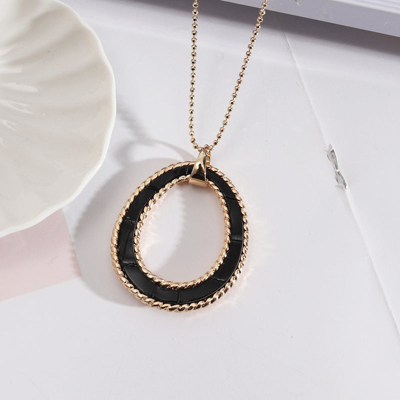 Hollow Round Frame Pendant in Sweater Chain Gold Chain