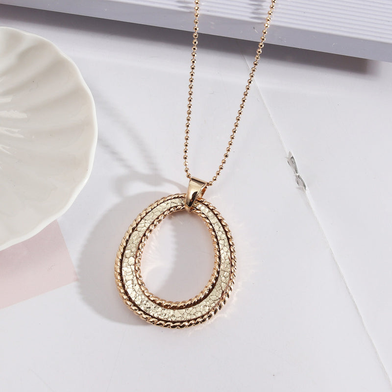 Hollow Round Frame Pendant in Sweater Chain Gold Chain